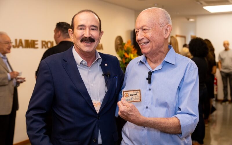 Jorge Andrade, Presidente da CAPEMISA, e Euclelino Costa da Silva, Cliente da Companhia há 54 anos / Foto: Divulgação