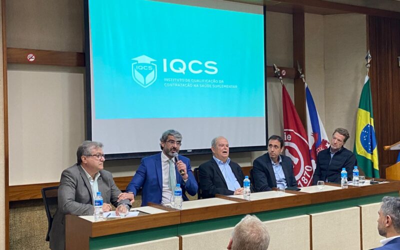 Sergio Vieira (presidente da Abramge RJ/ES), Paulo Rebello (presidente da ANS), Paulo Marcos (presidente de honra do IQCS), Ricardo Garrido (presidente do Sincor-RJ) e Adriano Londres (moderador do debate) / Foto: Divulgação