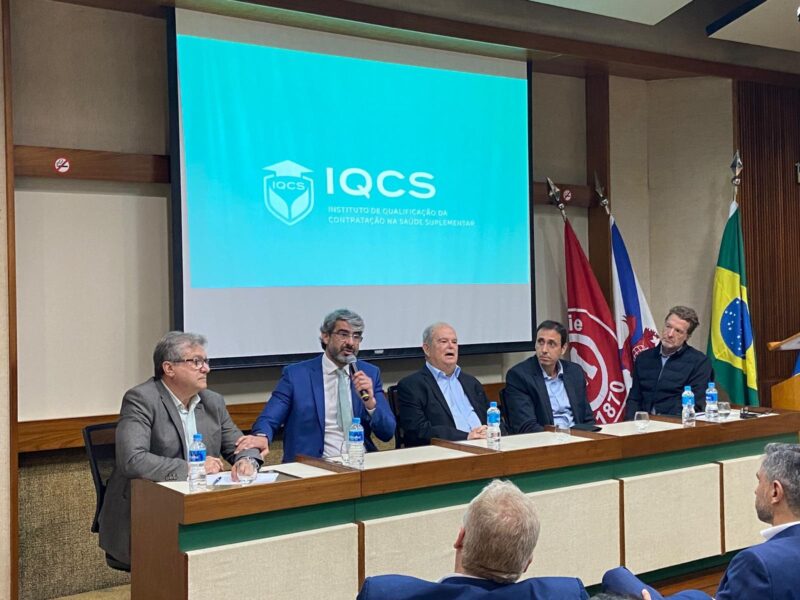 Sergio Vieira (presidente da Abramge RJ/ES), Paulo Rebello (presidente da ANS), Paulo Marcos (presidente de honra do IQCS), Ricardo Garrido (presidente do Sincor-RJ) e Adriano Londres (moderador do debate) / Foto: Divulgação