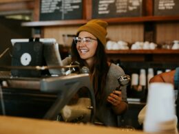 Pequenas e médias empresas devem priorizar seguro empresarial / Foto: Brooke Cagle / Unsplash