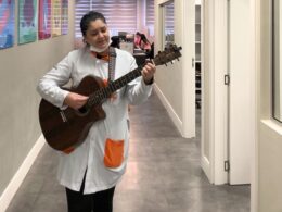 Após perda repentina do pai por um AVC, Michele transformou luto em um ato de amor ao dizer sim à doação de órgãos e compor música em homenagem / Foto: Divulgação