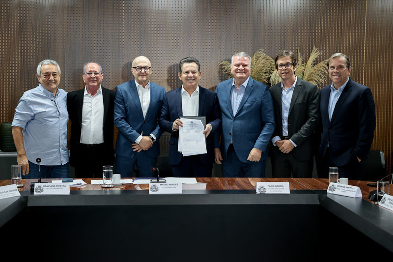 Presidente da Tokio Marine, José Adalberto Ferrara, e o Diretor Executivo de Produtos Pessoa Jurídica, Felipe Smith, participam de cerimônia com o governador do Mato Grosso, Mauro Mendes / Foto: Mayke Toscano / Secom (MT)