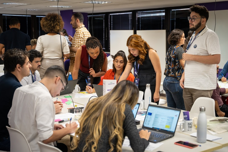 Colaboradores da companhia resolvendo cases / Foto: Divulgação