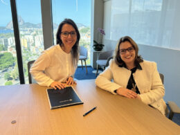 Gabriela Al-Cici, vice-presidente de Pessoas e Desenvolvimento Organizacional da Prudential do Brasil, e Raquel Morim, presidente do IBA / Foto: Divulgação