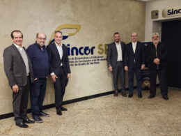 Da esquerda para direita, Braz Romildo Fernandes, vice-presidente do Sincor-SP, Boris Ber, presidente do Sincor-SP, Oscar Celada, CEO de Negócios, Raphael Bauer, Diretor Comercial Canal Corretor, Jonson Marques, Diretor Territorial São Paulo e Edson Lasse Fecher, 1º Tesoureiro do Sincor-SP / Foto: Divulgação