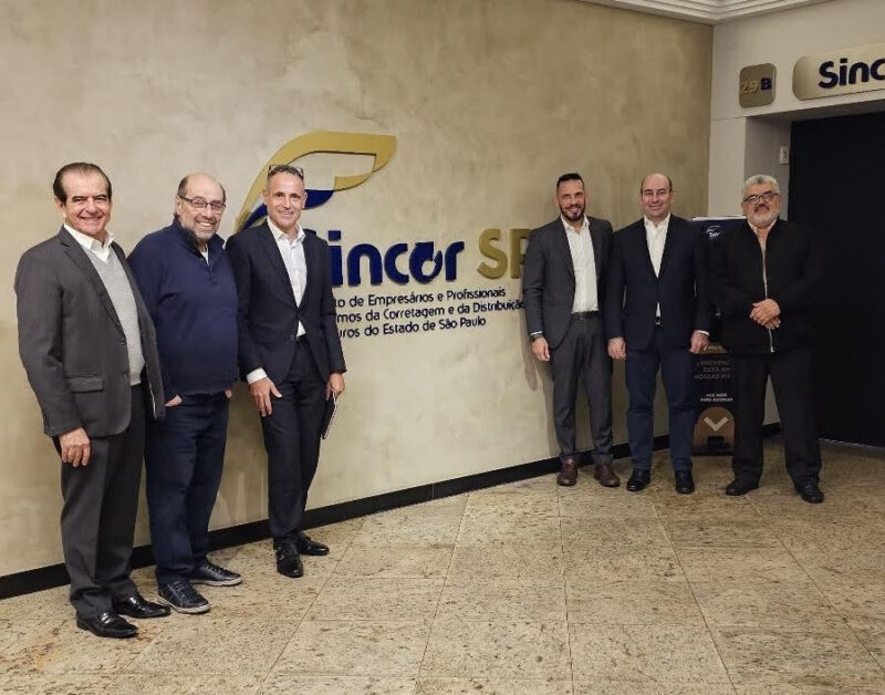 Da esquerda para direita, Braz Romildo Fernandes, vice-presidente do Sincor-SP, Boris Ber, presidente do Sincor-SP, Oscar Celada, CEO de Negócios, Raphael Bauer, Diretor Comercial Canal Corretor, Jonson Marques, Diretor Territorial São Paulo e Edson Lasse Fecher, 1º Tesoureiro do Sincor-SP / Foto: Divulgação