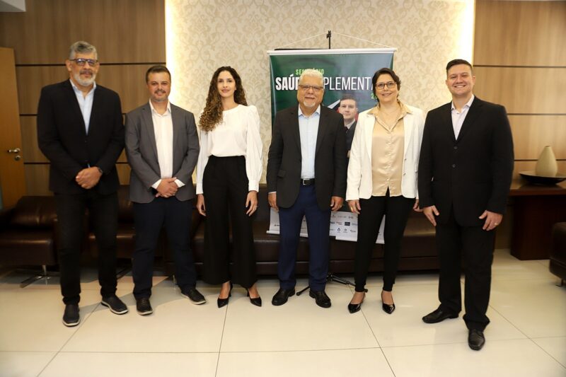 Maurício Tadeu Morais (diretor do CSP-MG), Wellerson Castro (vice-presidente do Sincor-MG), Bruna Rios (representante da Comissão de Benefícios do SindSeg MG/GO/MT/DF), João Paulo Mello (presidente do CSP-MG), Kátia O’Donnell (especialista da área Jurídica da CNseg, representando também a FenaSaúde) e Marcus Braz (diretor-adjunto de Fiscalização da ANS) / Foto: Divulgação