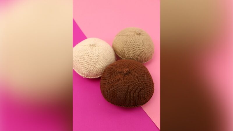 Próteses mamárias de tricô e crochê ajudam mulheres que superaram o câncer de mama / Divulgação