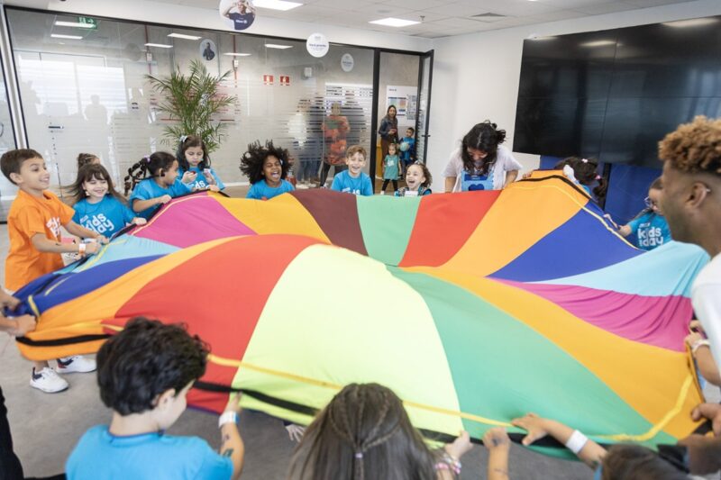 Allianz recebe crianças para imersão no mundo do seguro / Foto: Paulo Guimarães / Divulgação