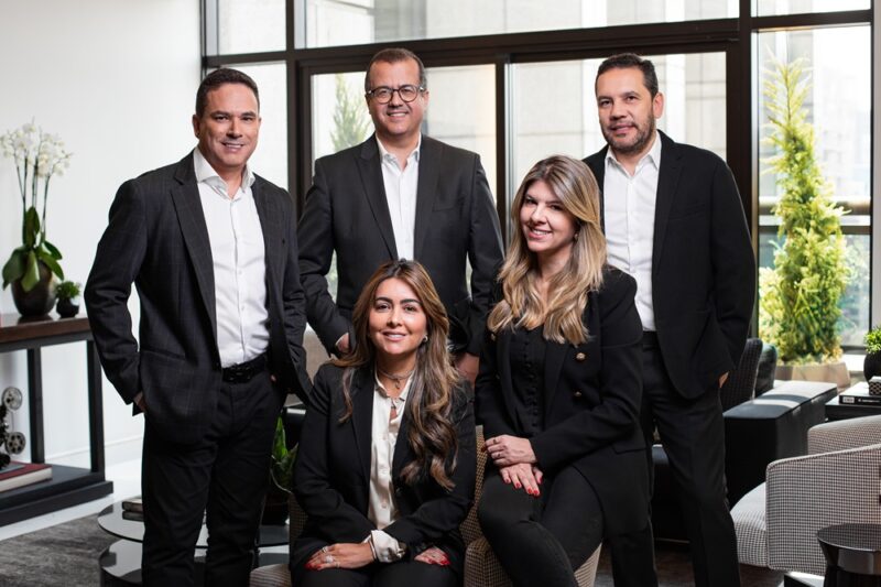 Eduardo Rizi, Aline Freire, Thiago Rocha, Milena Piva e Marcelo Leite, executivos da Évora Seguros / Foto: Divulgação
