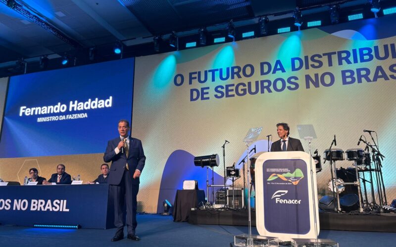 O presidente da Fenacor, Armando Vergílio, e o ministro da Fazenda, Fernando Haddad / Foto: William Anthony / Universo do Seguro