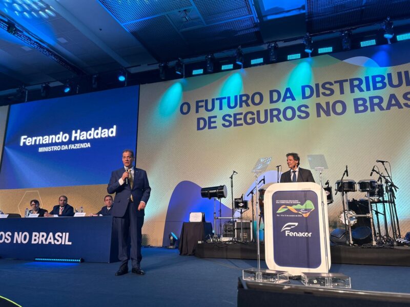 O presidente da Fenacor, Armando Vergílio, e o ministro da Fazenda, Fernando Haddad / Foto: William Anthony / Universo do Seguro