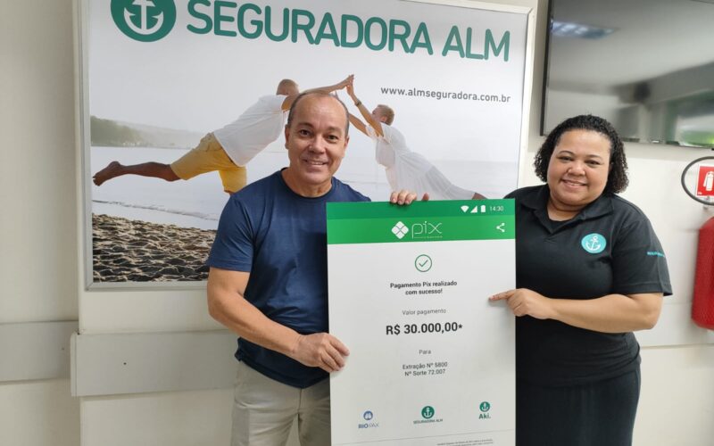 Alexandre Araújo, morador de Bangu, no Rio de Janeiro; e Grace Domingos, coordenadora do serviço de atendimento ao cliente da Seguradora ALM / Foto: Divulgação