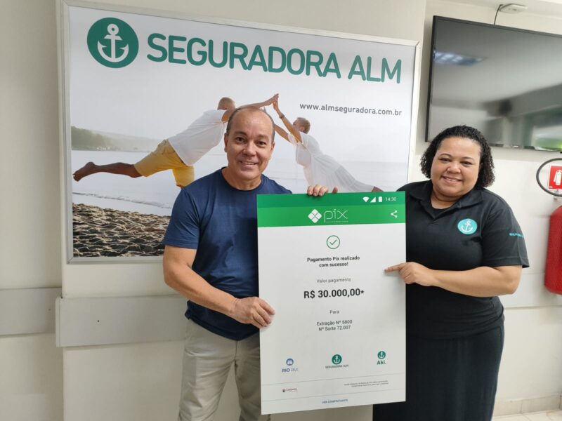 Alexandre Araújo, morador de Bangu, no Rio de Janeiro; e Grace Domingos, coordenadora do serviço de atendimento ao cliente da Seguradora ALM / Foto: Divulgação