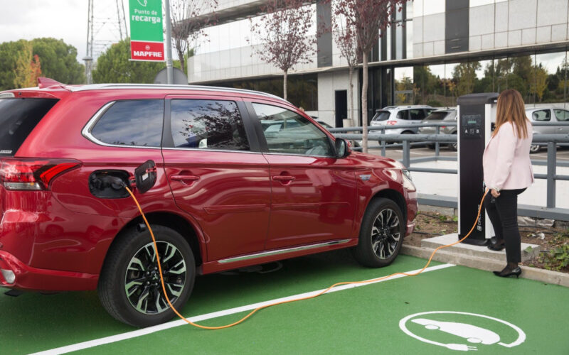 Entre as medidas adotadas estão a substituição de parte da frota de veículos convencionais por elétricos e híbridos / Foto: Divulgação