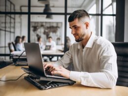 Trabalhadores contratados em regime Pessoa Jurídica precisam estar atentos para garantir aposentadoria e direitos a benefícios do INSS / Foto: Freepik