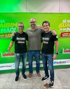 Da esquerda para a direita: Ramiro Queiroz Jr, Diretor Financeiro da Lojas Guaibim; Salomão Lacerda, Diretor Comercial da Kakau Seguros; Marcio Queiroz, Diretor Comercial da Lojas Guaibim / Foto: Divulgação