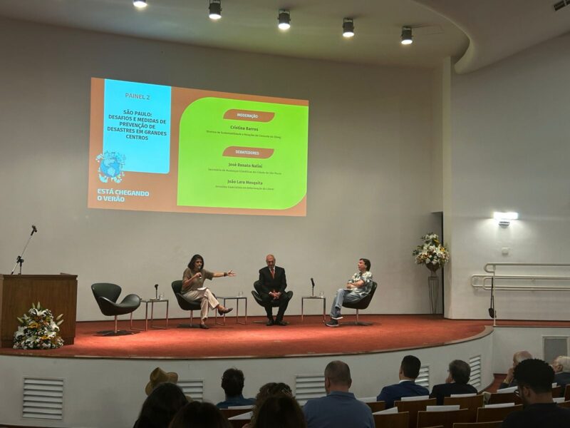 Segundo painel do evento, intitulado “São Paulo: desafios e medidas de prevenção de desastres em grandes centros” / Foto: Universo do Seguro