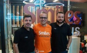 Rodrigo Possatto da Smiles Viagens junto com Alexandre Camargo, diretor-geral da Assist Card no Brasil (esq.) e Fabricio Avelino, gerente de Negócios Online da Assist Card / Foto: Divulgação