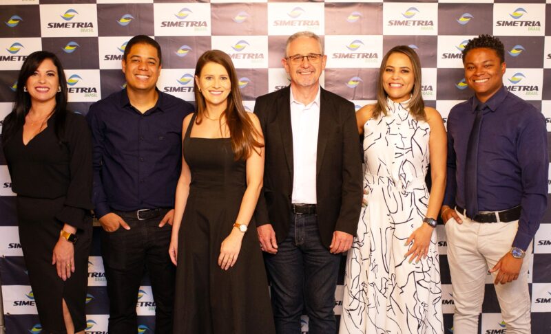 Karina Ribeiro, Weslley Correa, Júlia Costa, Alexandre Franco, Cristiane Afonso e Darjan Duarte: equipe comercial da Simetria Brasil durante evento de premiação / Foto: Divulgação