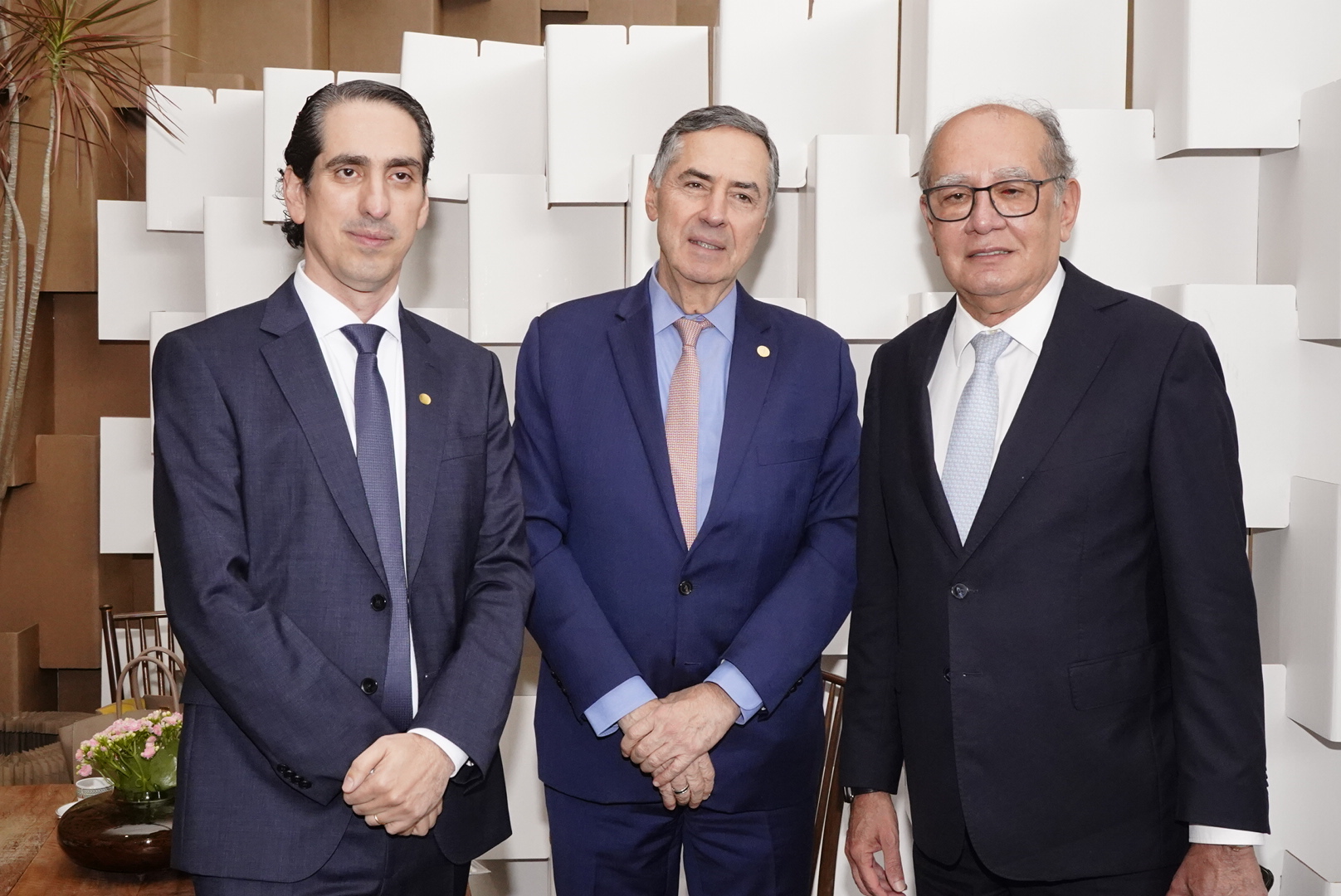 Presidente da Abramge, Gustavo Ribeiro, e os ministros do STF, Luís Roberto Barroso e Gilmar Mendes / Foto: Rogério Cassimiro / Divulgação