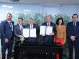 Representantes da CAIXA e do BNDES participam da assinatura de ACT / Foto: Divulgação