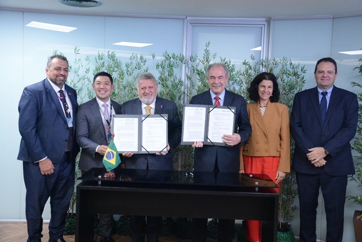 Representantes da CAIXA e do BNDES participam da assinatura de ACT / Foto: Divulgação