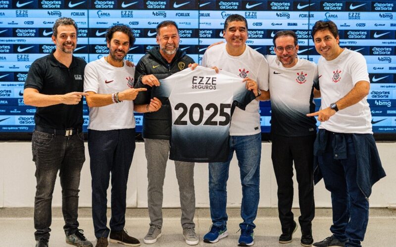 Henry Soares (Head de Marketing da EZZE), Cláudio Vale (sócio-fundador da EZZE), Augusto Melo (Presidente do Corinthians), Richard Vinhosa (CEO da EZZE), Ivo Machado (VP de Relações Institucionais e Marketing da EZZE) e Rafael Bezerra (sócio-fundador da EZZE) / Foto: Divulgação