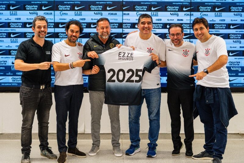 Henry Soares (Head de Marketing da EZZE), Cláudio Vale (sócio-fundador da EZZE), Augusto Melo (Presidente do Corinthians), Richard Vinhosa (CEO da EZZE), Ivo Machado (VP de Relações Institucionais e Marketing da EZZE) e Rafael Bezerra (sócio-fundador da EZZE) / Foto: Divulgação