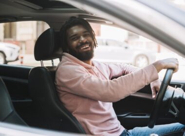 Youse compartilha dicas para motoristas aproveitarem o feriado com segurança e tranquilidade na estrada / Foto: Freepik