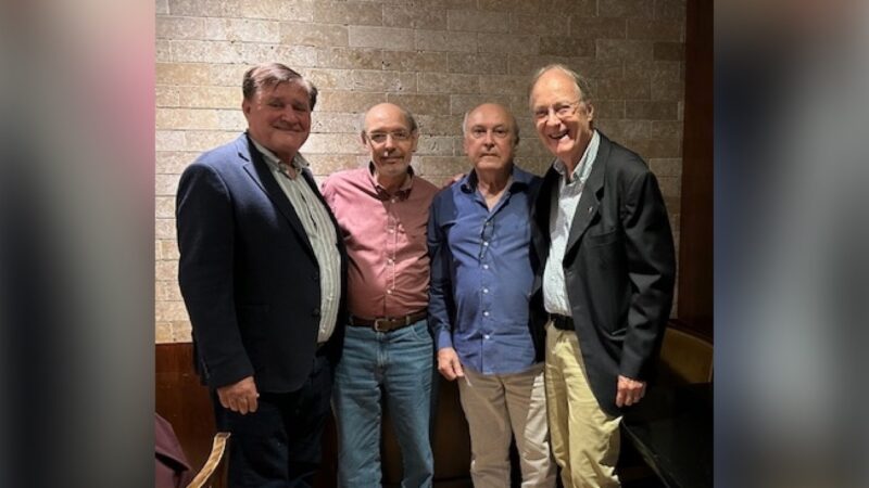 Da esquerda para direita: Gilberto Villela, diretor financeiro do Clube da Bolinha-RJ; Neival Freitas e Eliezer Fernandes Tunala, dois dos três aniversariantes do mês de novembro e Ancelmo de Abrantes Fortuna, reitor do Clube da Bolinha (RJ) / Foto: Divulgação