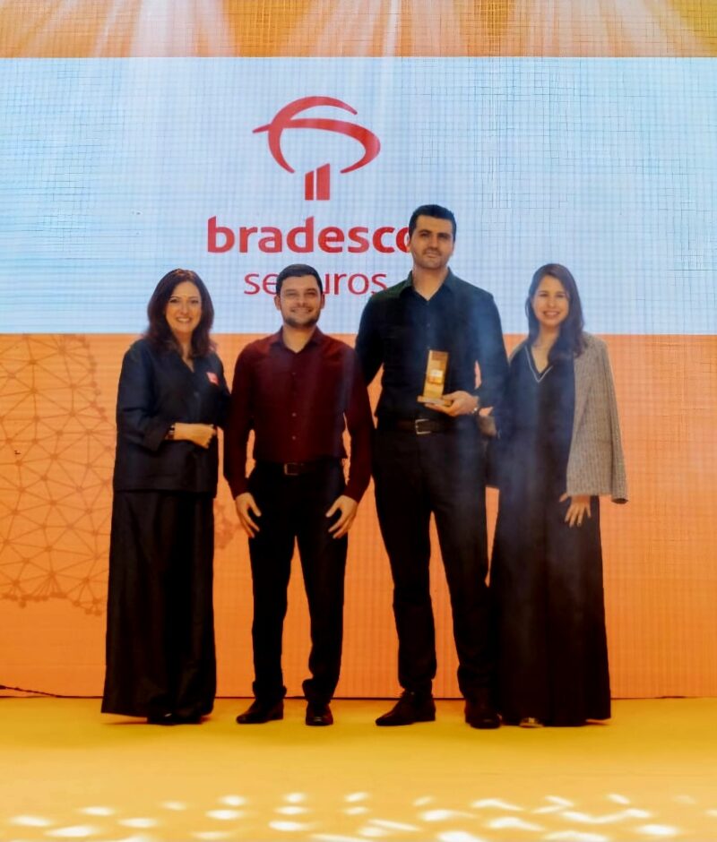 Por mais um ano consecutivo, o Grupo Bradesco Seguros foi reconhecido como uma das Melhores Empresas para Trabalhar no Paraná. A companhia figurou entre as 90 premiadas na categoria médias empresas (de 100 a 999 funcionários). “Temos a alegria de celebrar mais essa conquista, que reflete nossa dedicação com o desenvolvimento dos nossos funcionários paranaenses e com a promoção de um ambiente de trabalho saudável e colaborativo.”, diz Valdirene Soares Secato, Diretora de Recursos Humanos, Ouvidoria e Sustentabilidade do Grupo Bradesco Seguros. A consultoria global realiza o ranking GPTW Paraná a partir de uma pesquisa interna realizada com funcionários das empresas, bem como, analisa as suas práticas culturais. A edição deste ano contou com 341 empresas inscritas e 130 premiadas. Neste ano, o Grupo Bradesco Seguros também figurou nos rankings Regionais de Barueri e Rio de Janeiro, Nacional, e Setoriais de Saúde e Instituições Financeiras em 2024 / Foto: Divulgação