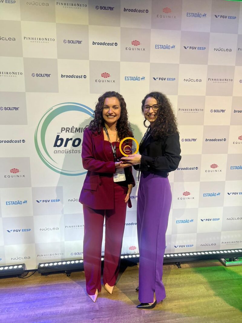 Equipe de Investimentos da Quanta Previdência Helenize da Silva (esq.) e Thamiris Salvador Ramos (dir.) receberam o prêmio em São Paulo / Foto: Divulgação