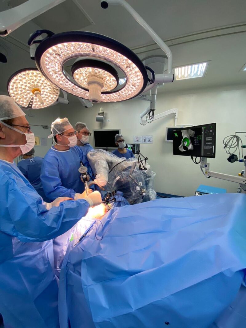 Robô Mako SmartRobotics™ realiza mapeamento digital que guia médico durante procedimento e permite que função dos membros se recupere de maneira natural / Foto: Divulgação