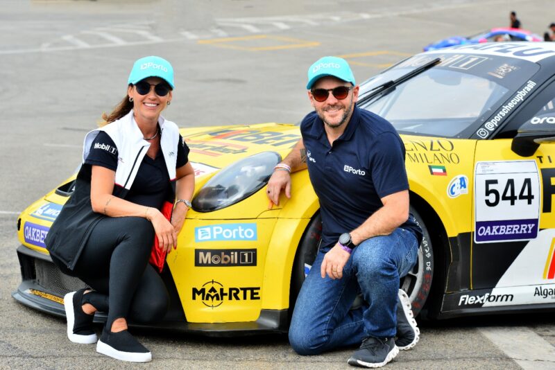 Da esquerda para a direita: Regina Franzé, Diretora de Marketing e Eventos da Porsche Cup e Luiz Arruda, VP Comercial e Marketing da Porto / Foto: Divulgação