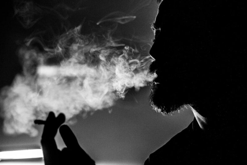 Parar de fumar reduz risco de demência; entenda / Foto: Petar Starčević / Unsplash