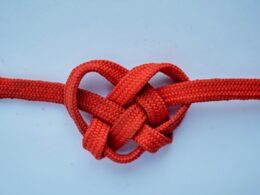 Dezembro Vermelho: Casais com HIV podem ter filhos livres do vírus: entenda como a técnica funciona / Foto: Emmanuel Ikwuegbu / Unsplash