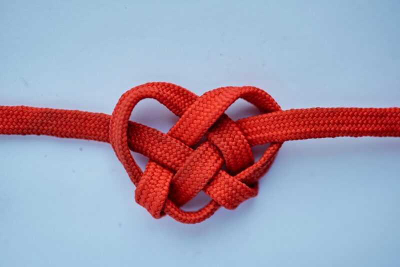 Dezembro Vermelho: Casais com HIV podem ter filhos livres do vírus: entenda como a técnica funciona / Foto: Emmanuel Ikwuegbu / Unsplash