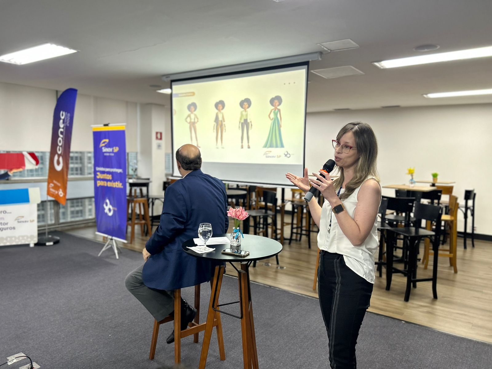 Executiva de Comunicação do Sincor-SP, Elaine Lisboa apresenta 'Sinc.IA', a assistente virtual do Sindicato / Foto: Universo do Seguro