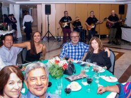 O clima de comemoração dos confrades e convidados ficou mais animado ainda com a apresentação da banda Terra Molhada / Foto: Dalvino Santino / Divulgação