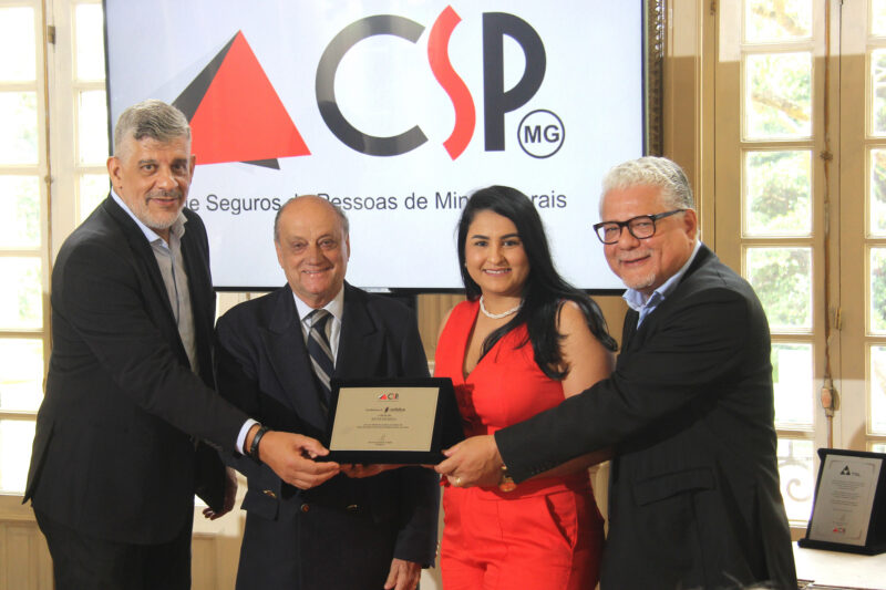Andreia Cardoso, gerente comercial de Minas Gerais da Solidus Administradora, recebe placa de adesão das mãos dos dirigentes do CSP-MG / Foto: Divulgação