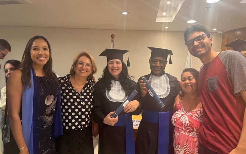 Ao centro, Sione Gomes e José Luiz Modesto, formandos do projeto de graduação tecnológica em Gestão de Seguros, oferecido pela CAPEMISA aos seus Colaboradores / Foto: Divulgação