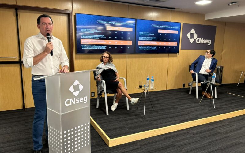 Dyogo Oliveira, presidente da CNseg; Carla Simões, Superintendente Executiva de Comunicação e Marketing; Alexandre Leal, diretor Técnico, de Estudos e Relações Regulatórias da CNseg / Foto: Universo do Seguro