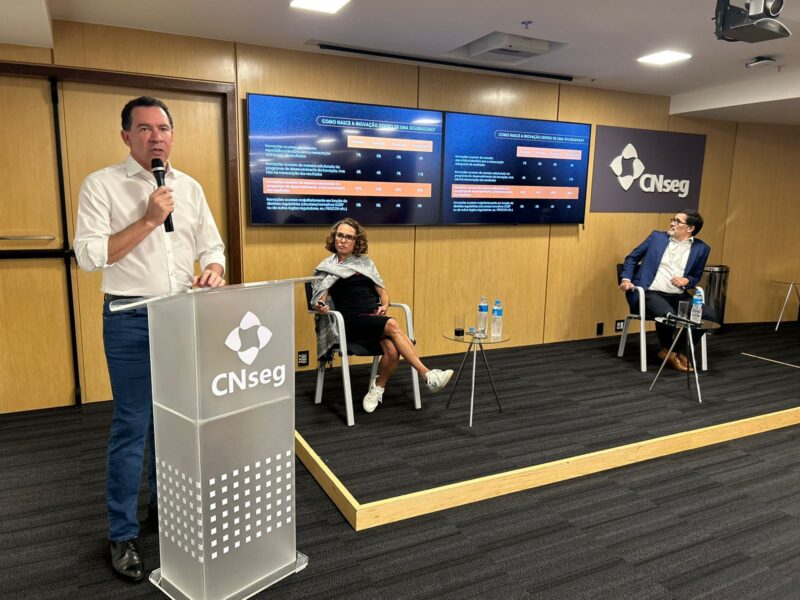 Dyogo Oliveira, presidente da CNseg; Carla Simões, Superintendente Executiva de Comunicação e Marketing; Alexandre Leal, diretor Técnico, de Estudos e Relações Regulatórias da CNseg / Foto: Universo do Seguro