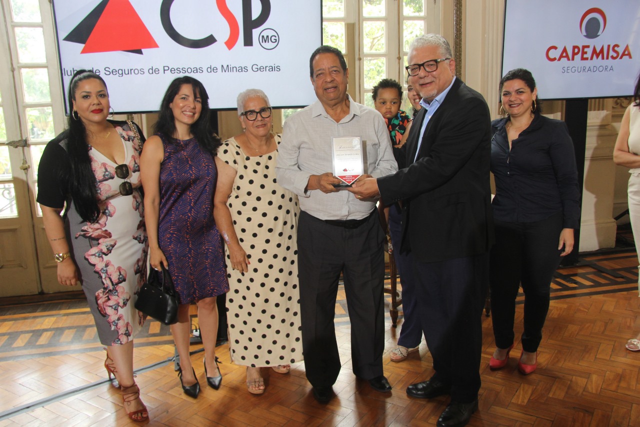 Adelson Almeida Cunha, homenageado surpresa, que foi agraciado com o Troféu Mérito Profissional / Foto: Arnaldo Athayde / Divulgação