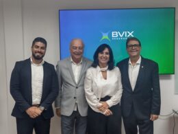 Da esquerda para a direita: Elvis Ferreira, executivo de Contas da BVIX Seguradora; Enio Miraglia, diretor Social do CVG-RJ; Valéria Nogueira, gerente Comercial da BVIX Seguradora e Edson Calheiros, presidente do CVG-RJ / Foto: Divulgação