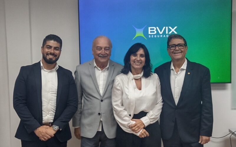 Da esquerda para a direita: Elvis Ferreira, executivo de Contas da BVIX Seguradora; Enio Miraglia, diretor Social do CVG-RJ; Valéria Nogueira, gerente Comercial da BVIX Seguradora e Edson Calheiros, presidente do CVG-RJ / Foto: Divulgação