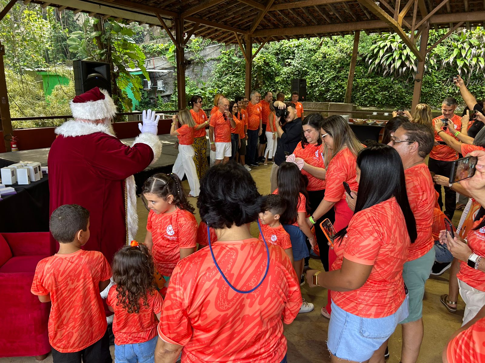 A chegada do Papai Noel com brindes às crianças presentes foi um dos momentos mais aguardados do evento / Foto: Universo do Seguro