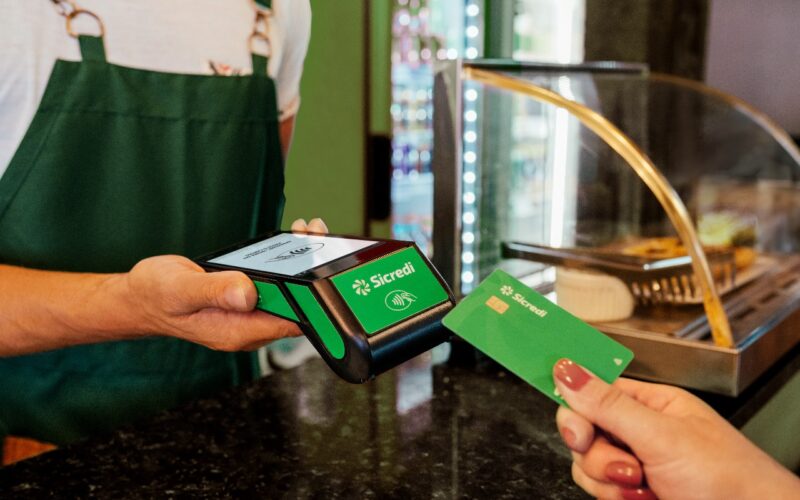 Sicredi registra alta de 92,2% nas transações na Black Friday, movimentando R$ 261,9 milhões e crescimento de 267% no Pix, com destaque para os segmentos de Comércio e Serviços / Foto: Sicredi / Divulgação