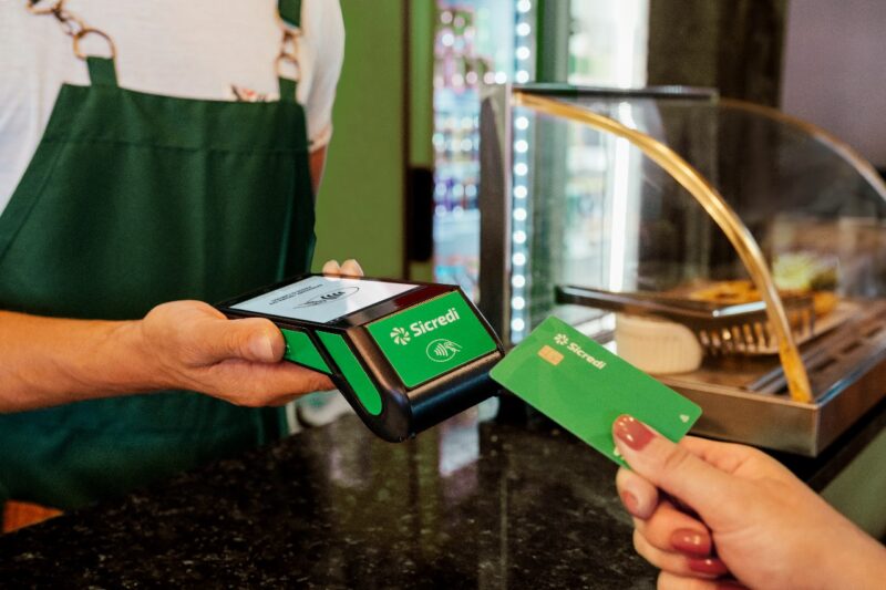Sicredi registra alta de 92,2% nas transações na Black Friday, movimentando R$ 261,9 milhões e crescimento de 267% no Pix, com destaque para os segmentos de Comércio e Serviços / Foto: Sicredi / Divulgação